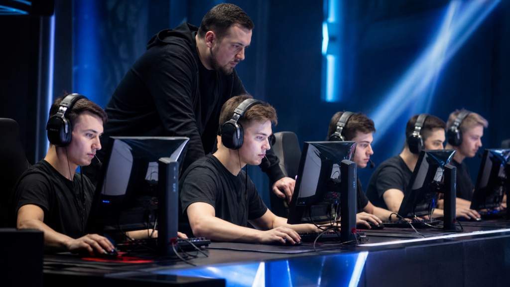 Entrenador de Counter-Strike guiando a un equipo en un LAN regional
