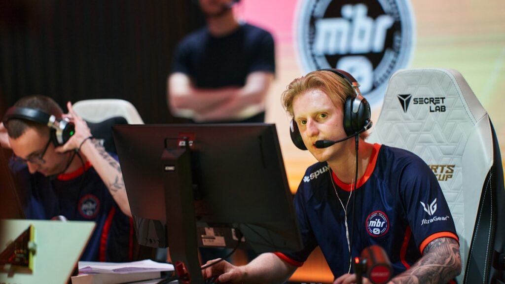 LNZ spielt für MIBR an einem Computer