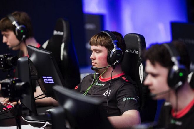 B8 Esports Counter-Strike 선수들이 각자의 자리에 앉아 있는 모습