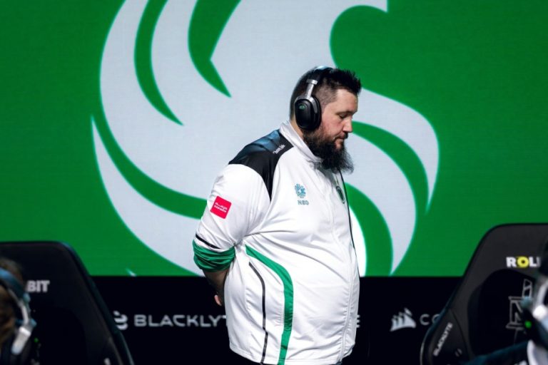 zonic som coach for Team Falcons på scenen